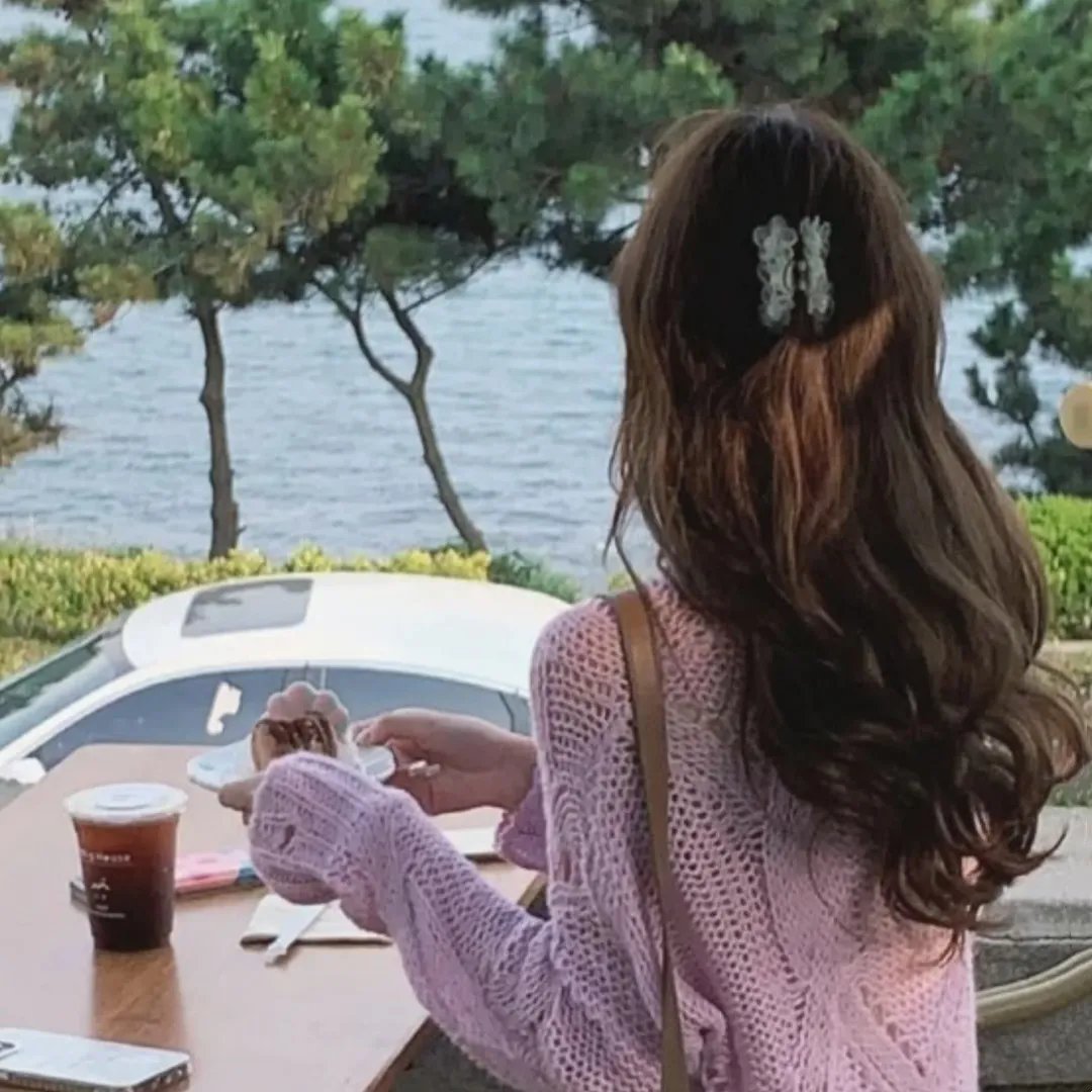 白色酢浆草海报